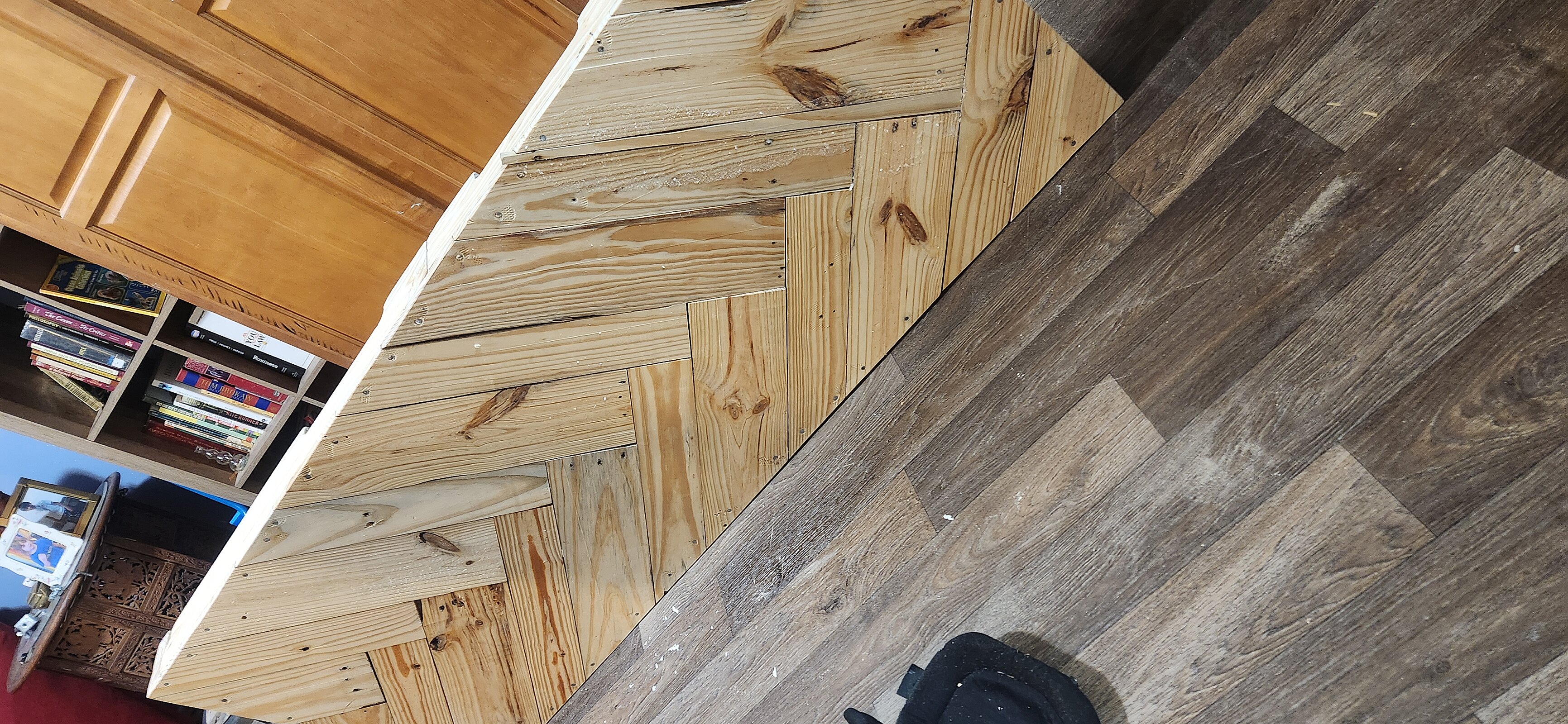 Dismantling wooden pallets into clean timber boards